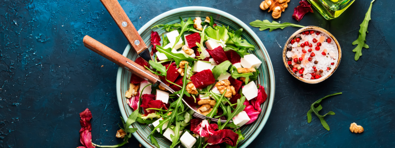 Rote Bete Salat mit Ö und Salz und anderen Assecoires