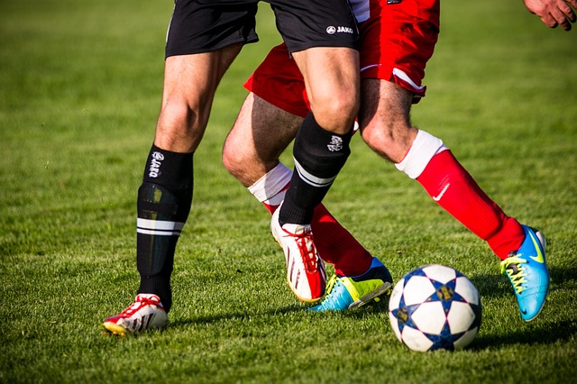 Zwei Männer, die Fußball spielen